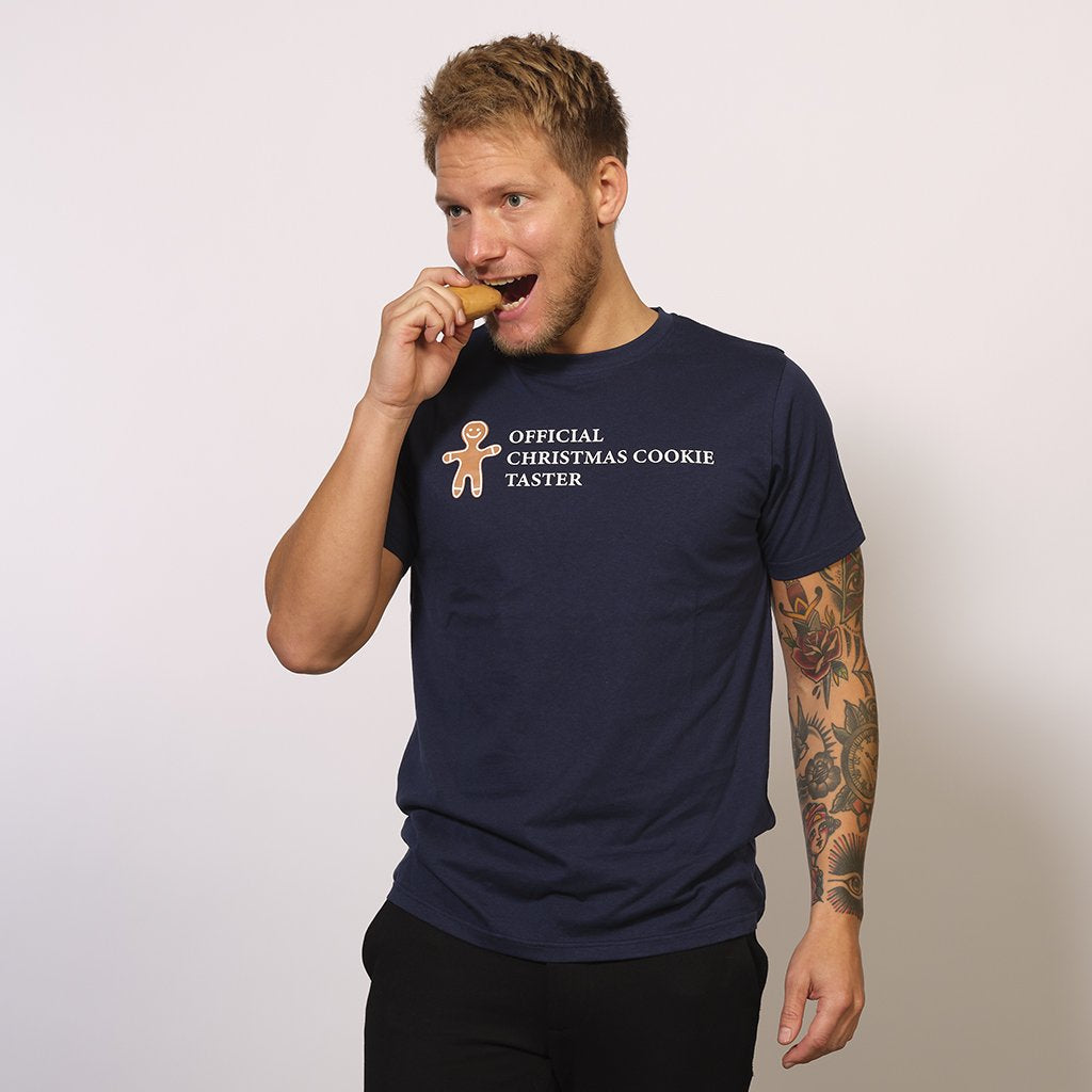 En man i en svart T-shirt med en tårtgubbe på.